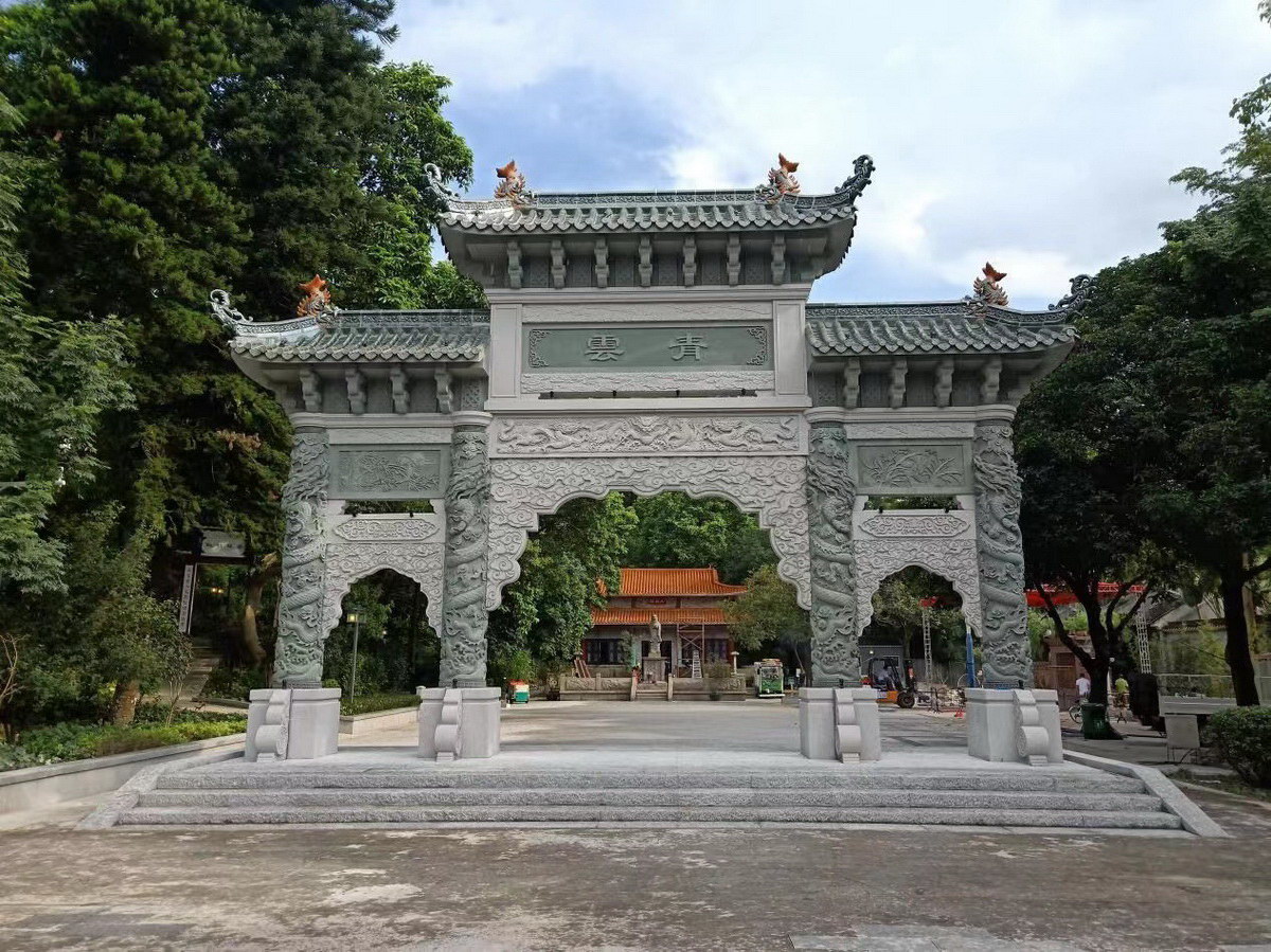 天鵝湖(hú)四期入口仿古建築及地(dì)鋪綠(lǜ)化(huà)施工(gōng)